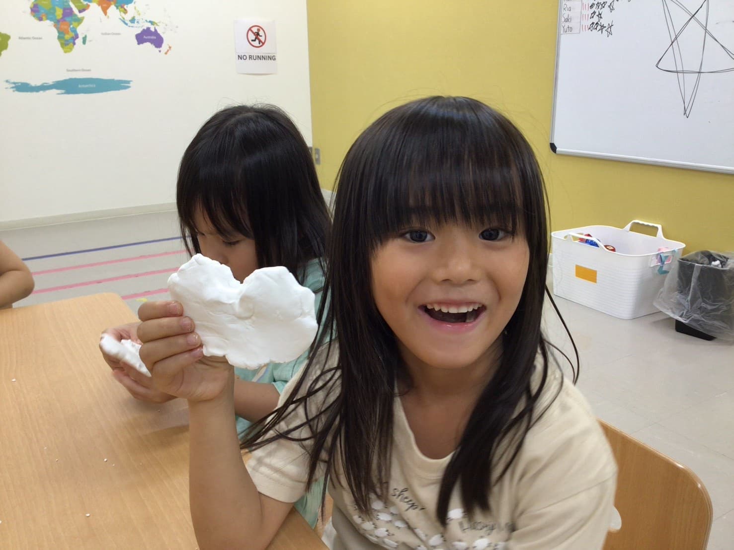 クラフトを楽しむ子どもたち