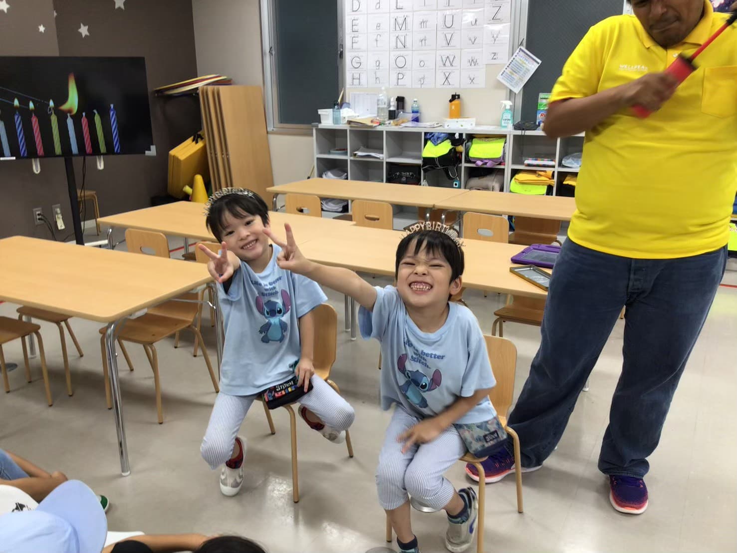 スタッフと誕生日を祝う子どもたち