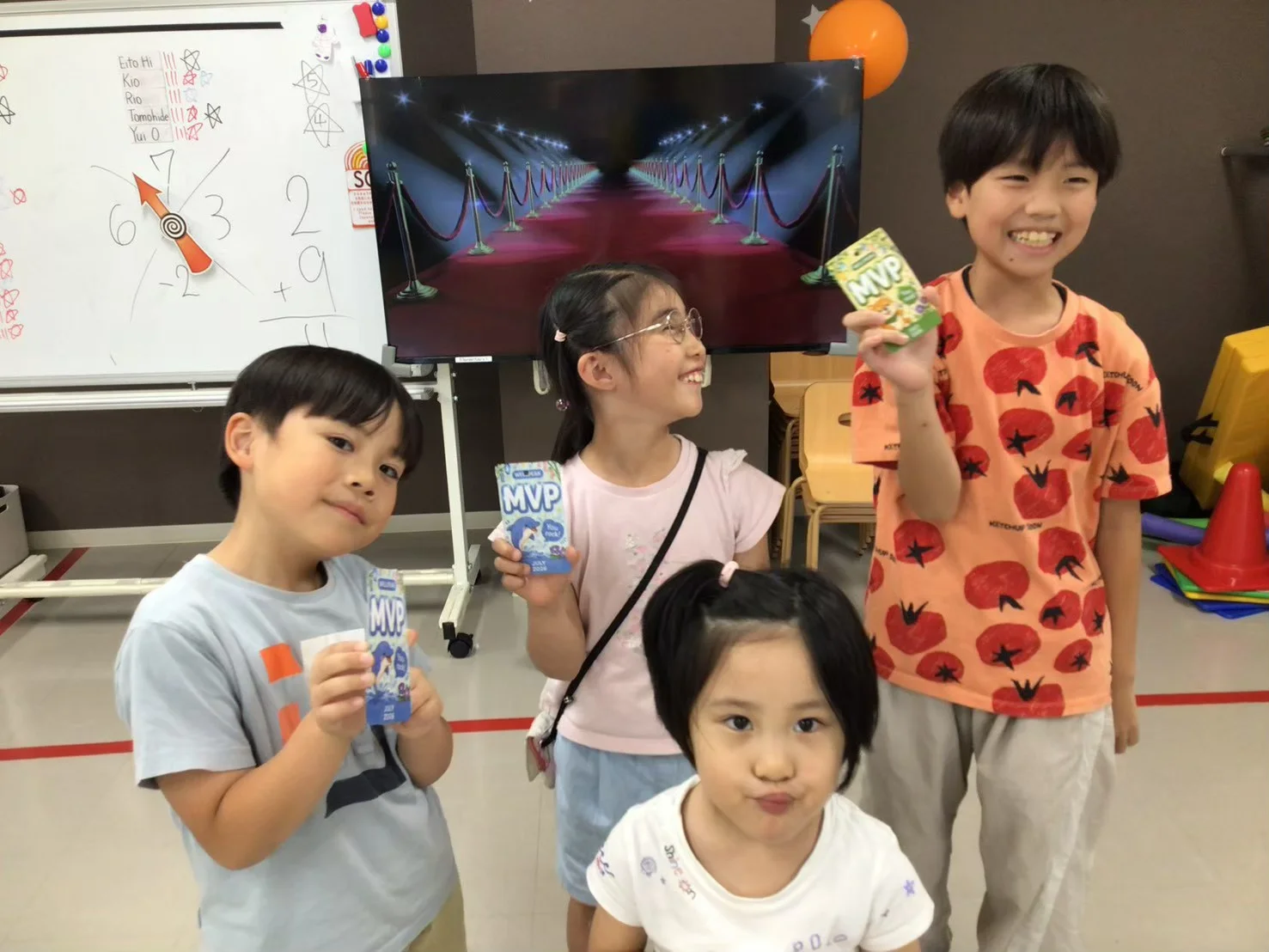 MVPカードを持つ子どもたち
