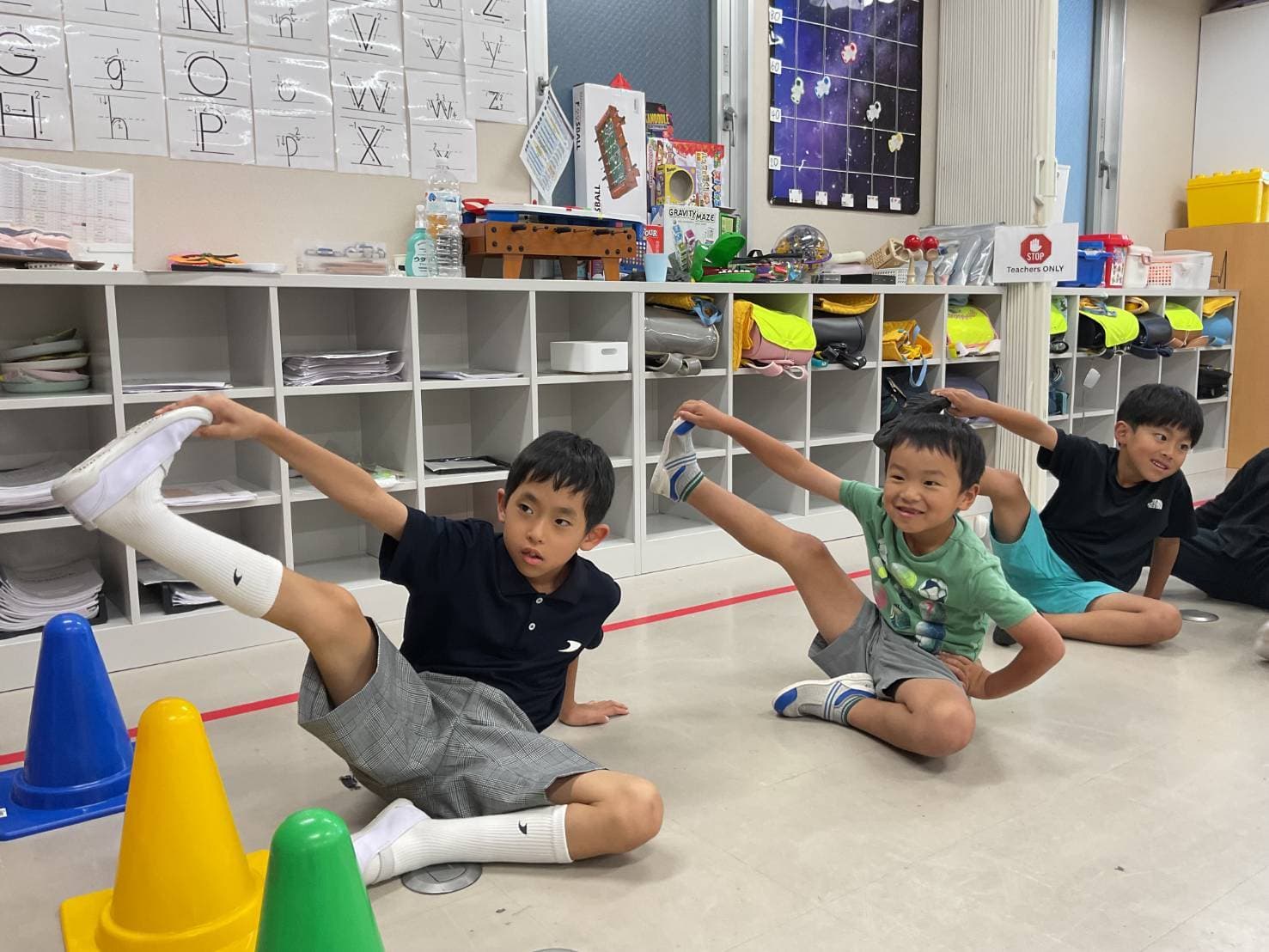 教室でストレッチをする子どもたち